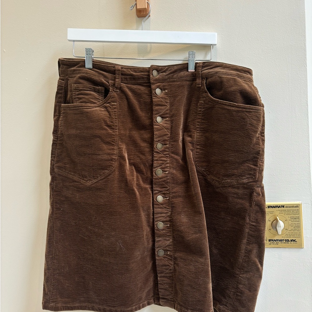 Kut from the Kloth Corduroy Rose Button Front Skirt

Size
16